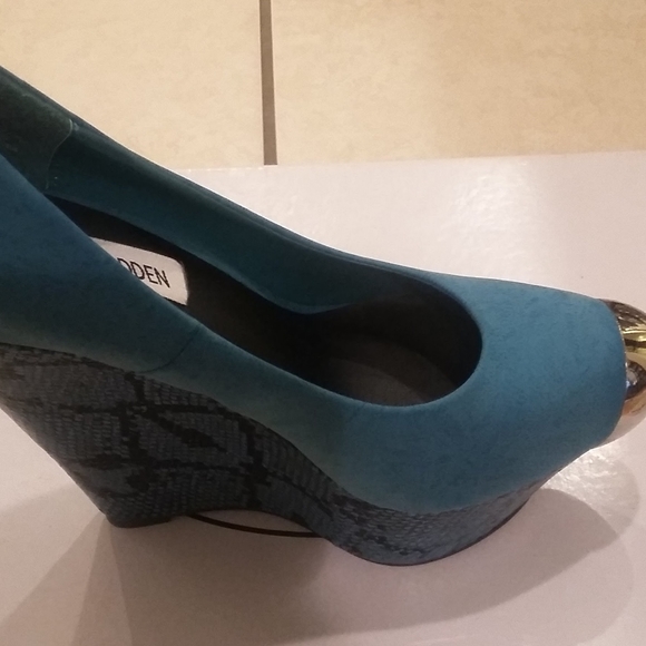 Steve Madden Faux Suede Size 8 Marz Blue Wedge - Picture 2 of 3